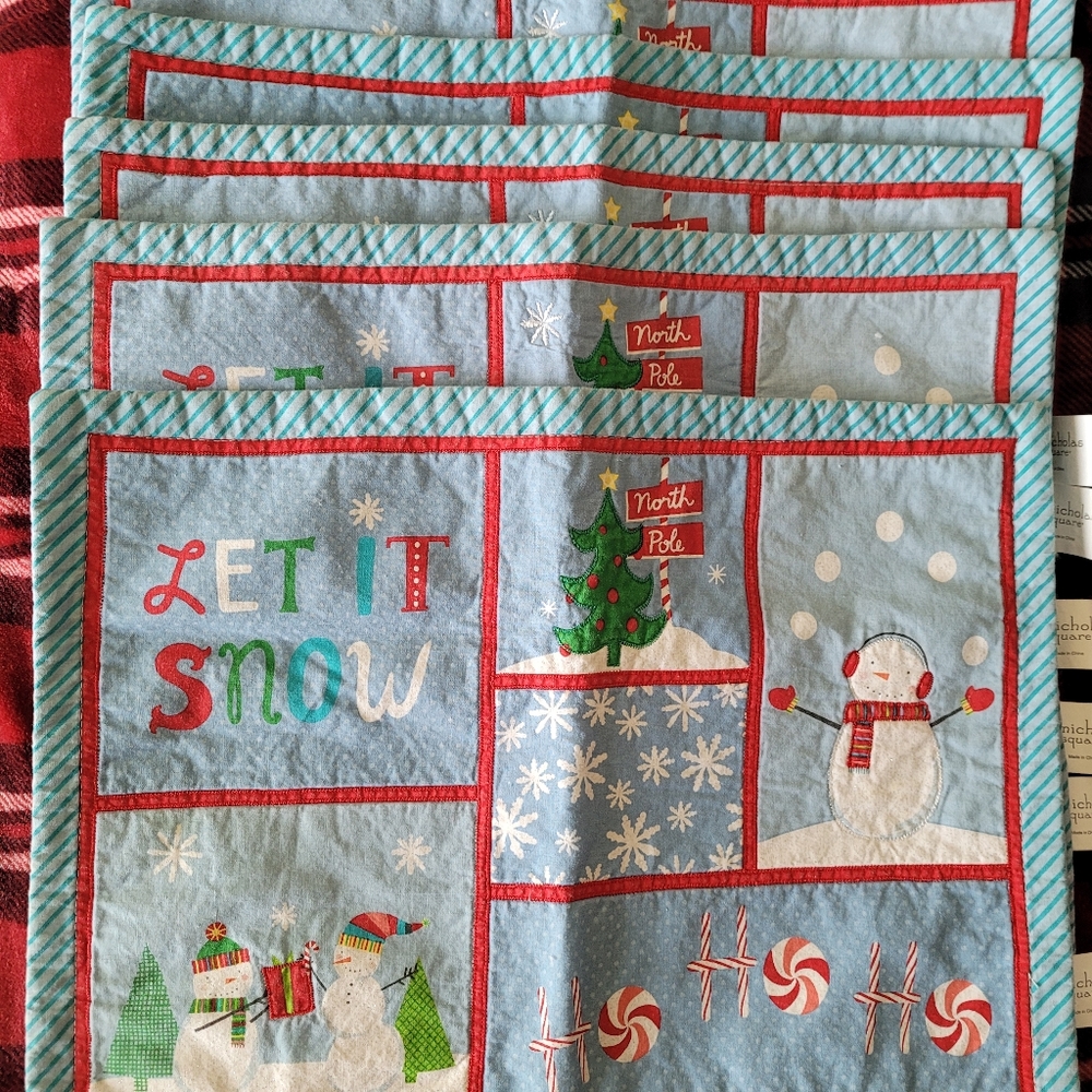 6 St. Nicholas Square Place mats. Like NEW!